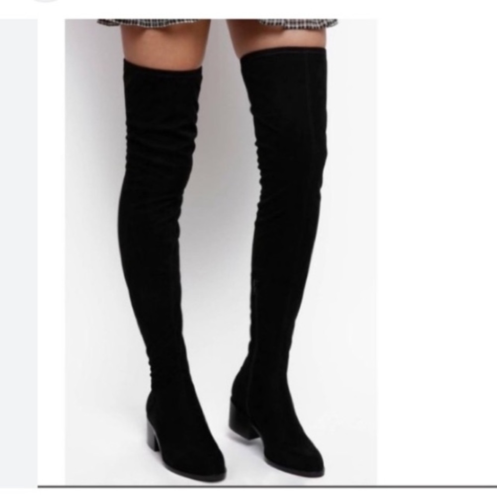 NWOT! Steve Madden Black Suede Over The Knee Boots.
😍